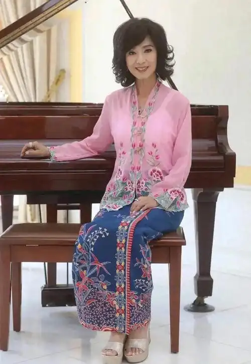 68岁的米雪生图仍漂亮年轻发量浓密脖子和手暴露了真实年龄