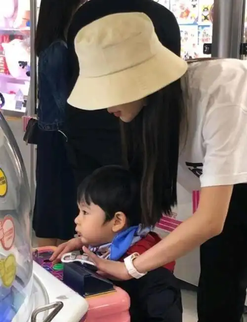 baby带儿子出游小海绵侧脸意外曝光嘴巴突出被指遗传