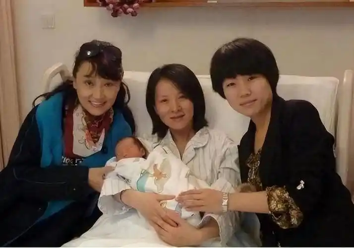 回顾师小红老婆谢兰一场车祸定情婚后生一子日子过得有滋味