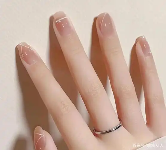 超显白:夏日通勤必备美甲款式