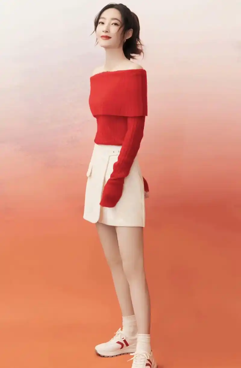 王丽坤的状态真好,红色上衣搭配白色短裙,青春靓丽,美艳动人!