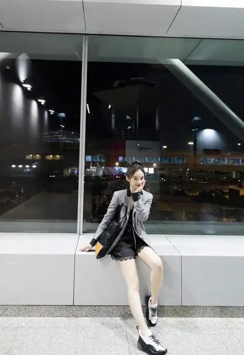 袁姗姗不愧是"马甲女神",卡通针织衫搭配牛仔裤,帅气又有型