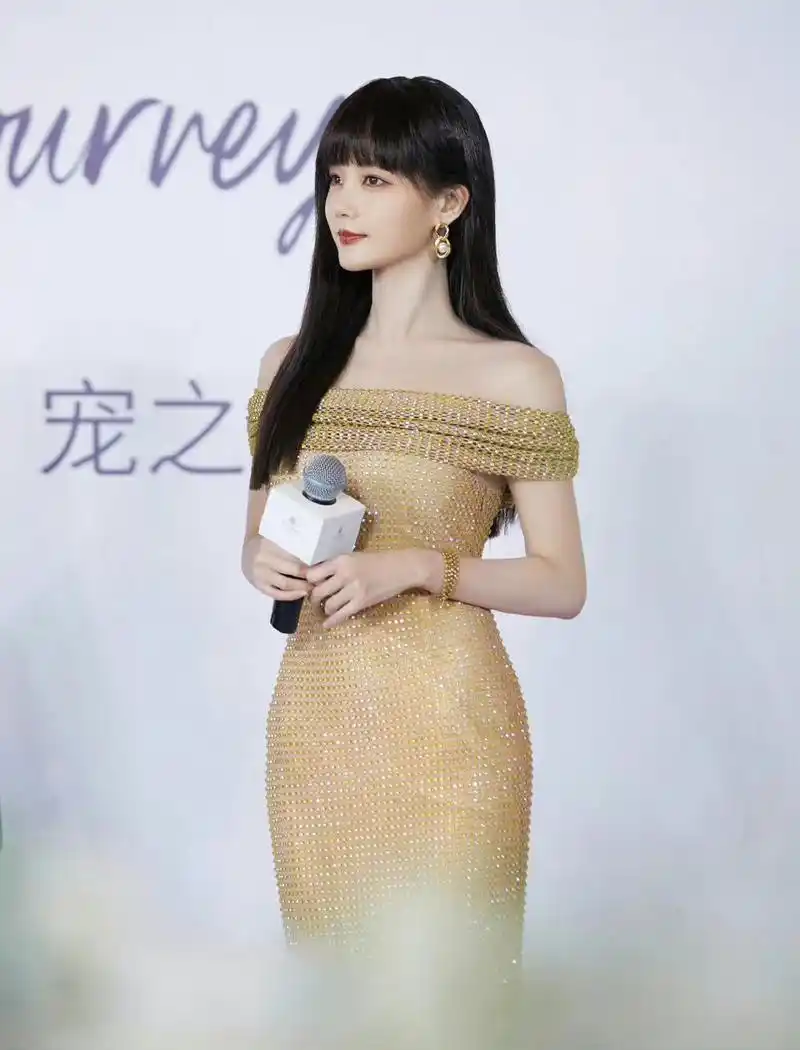 虽然是美的,但看习惯了李一桐没有刘海的样子突然加个刘海还有点不