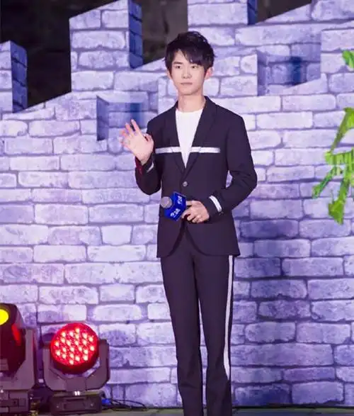 易烊千玺和关晓彤同上节目,都穿平底鞋,看出大佬的真实身高!