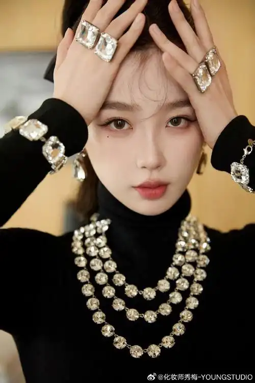 致敬经典7815  #moschino品牌代言人虞书欣  化妆:杨单  发型