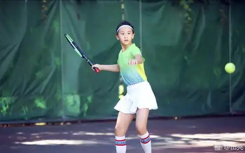 田亮晒爱女打网球照片 森碟穿短裙戴发带造型清纯