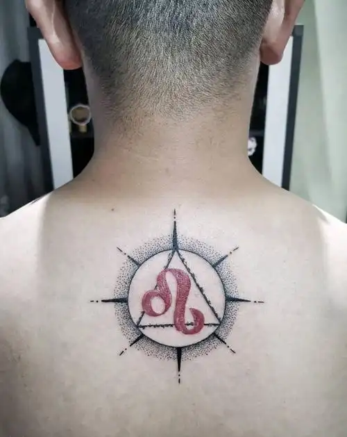 狮子座纹身图片_背部点刺纹身图案