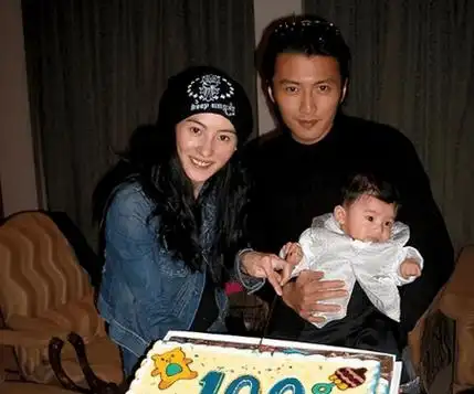 谢霆锋不愿用自己的钱养别人的孩子,张柏芝拉三胎儿子拍广告,为其进圈