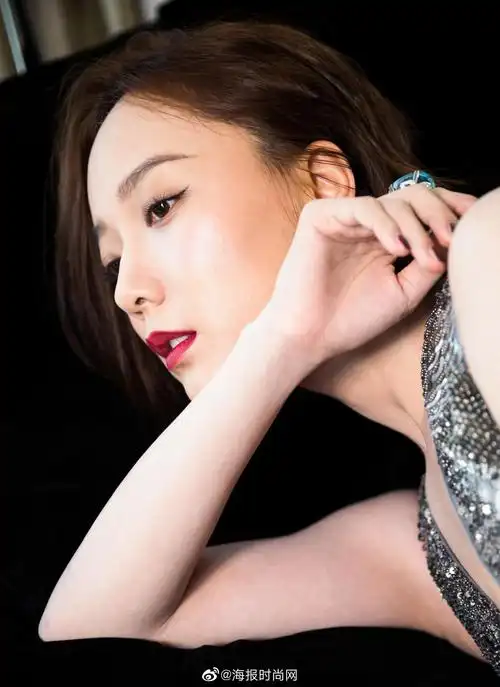 今日@王珞丹 出席上海电影节,一身仙女气质的银灰色渐变长裙礼服