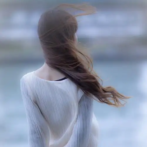 戴帽美女看海背影_唯美微信头像图片_扣扣居