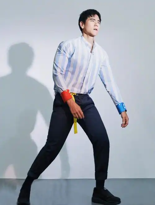 彭于晏被曝光最新写真,实力演绎肩膀疼,网友:我们可以按摩