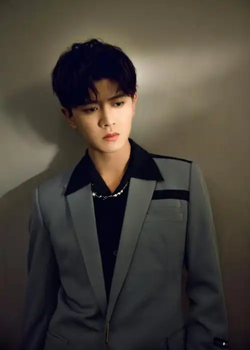 最新行程丨任嘉伦今日活动出发照送达 在秋波半隐光影里的潇洒美少年