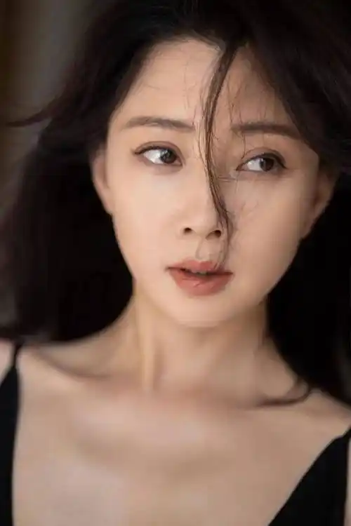 原创43岁殷桃真放开了全身上下只穿一件风衣走机场瞬间成为一道风景线