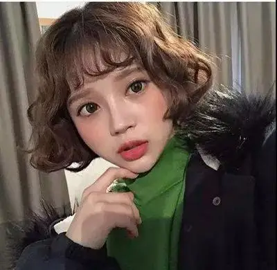 塌鼻子适合什么发型女 适合塌鼻子女生的发型二八分梳理的深栗色短发