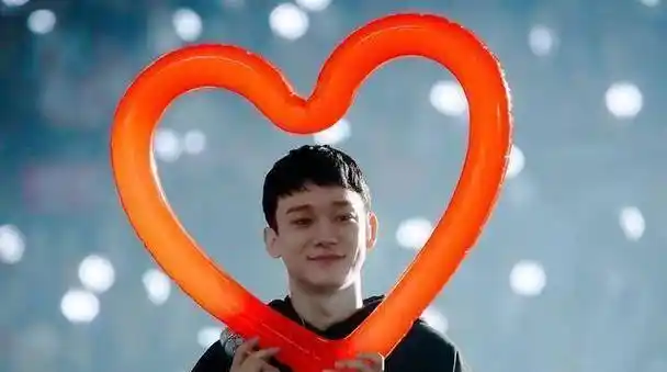 金钟大宣布恋爱结婚的时机也选得很巧妙,今天是他队友金钟仁的生日,之