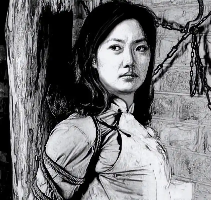 1946年女英雄贺飞霞惨遭"推磨"酷刑折磨:宁死不屈,结局惨烈