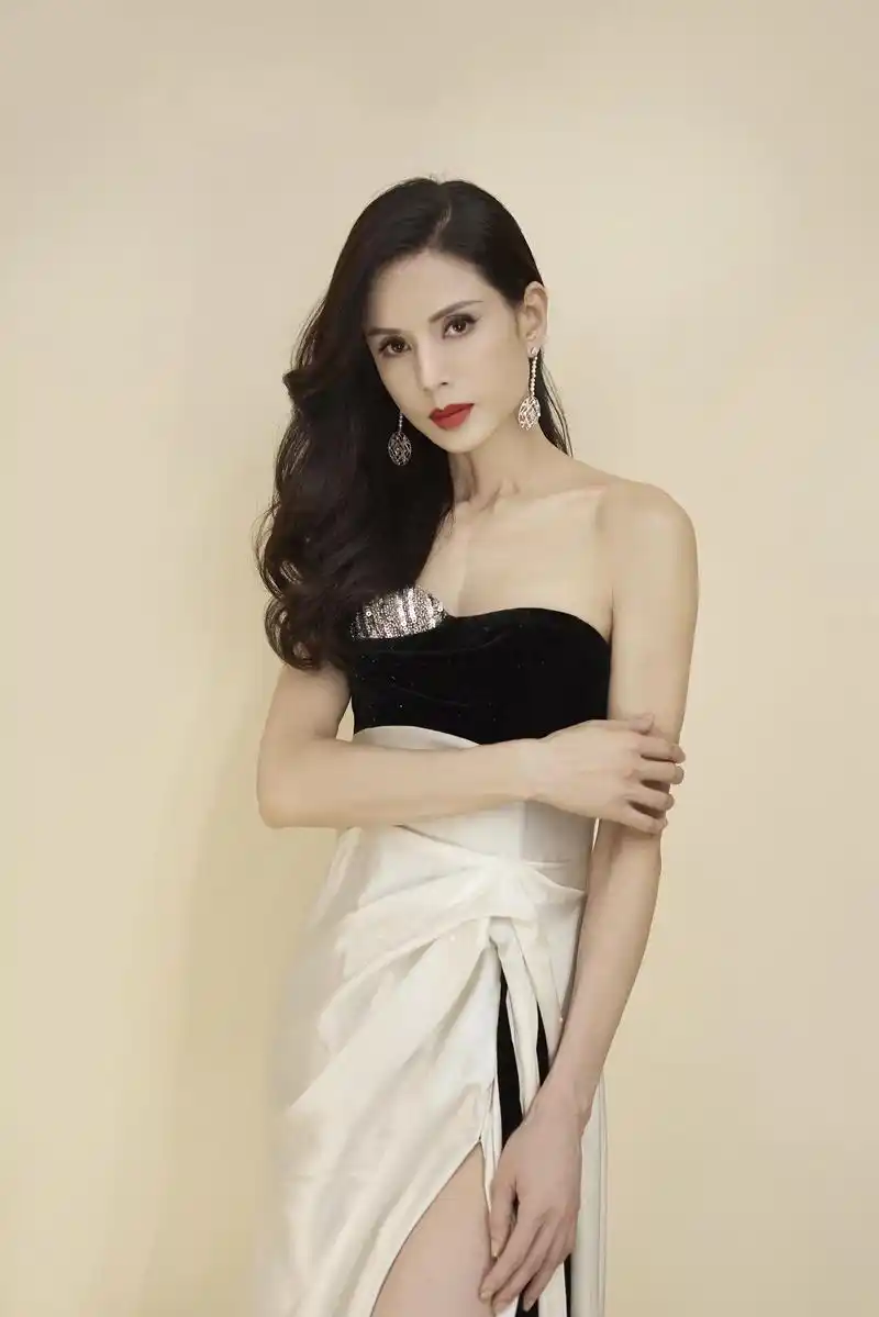 李若彤带众模特走秀上热搜,金色亮面修身裙霸气,这是54岁?