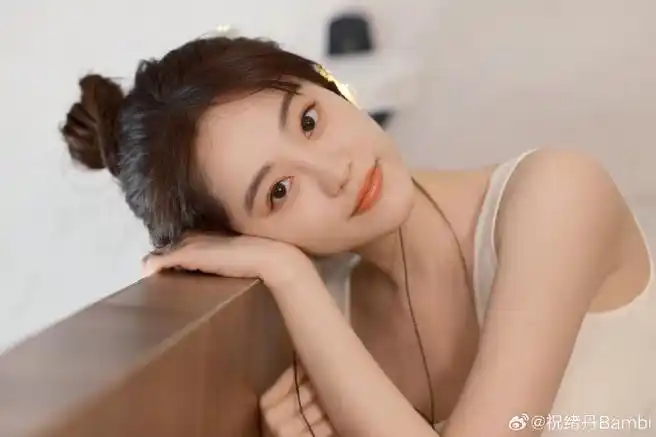 祝绪丹夏日午后随拍有95~~白色吊带 清纯丸子头!