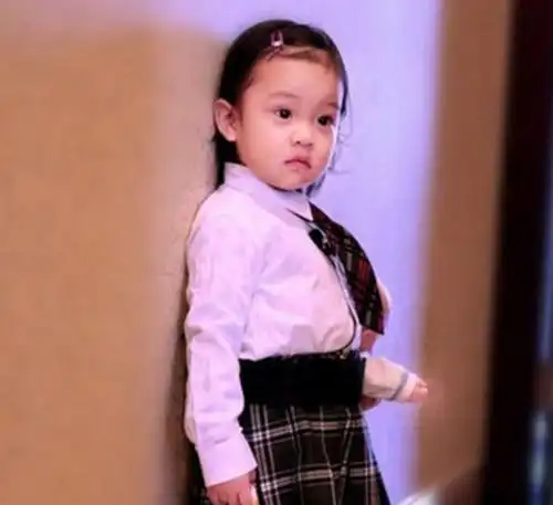 网曝杨幂女儿小糯米近照,成功避开父母基因