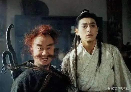 鳄神岳老三的武功描写相当强悍,掌击巨岩,打得石屑纷飞;带着木婉清下