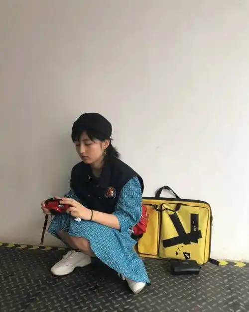 原创张子枫妹妹式学生装蓝裙穿出日系风格却被身旁的包包抢了镜