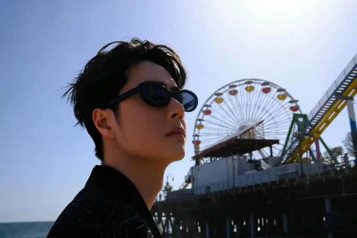 星闻#  王一博这一身很酷,搭配上墨镜,帅气的侧脸不知可以迷倒多少