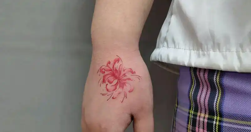 彼岸花纹身图片_手部纹身图案