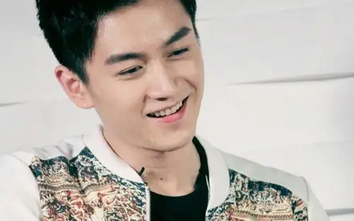 陈晓开会变落魄大叔胡子拉碴无笑意网友他到底受了什么打击