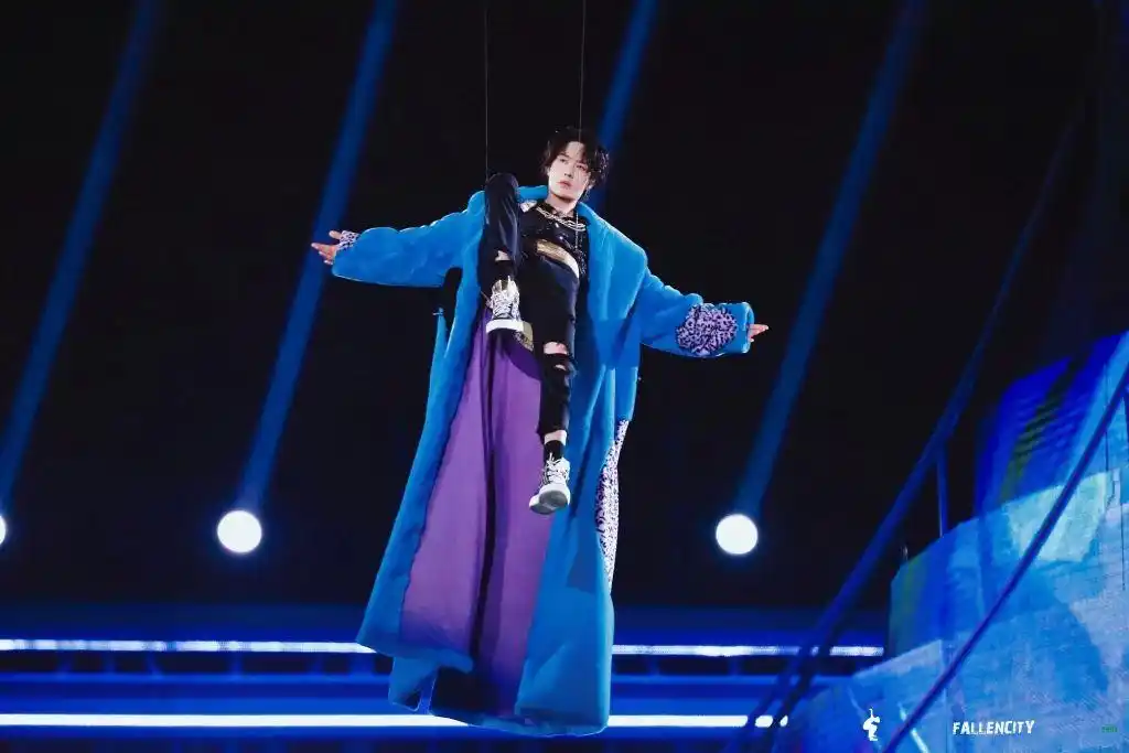 王一博壁纸万物皆酷全新态度舞台的王者王一博