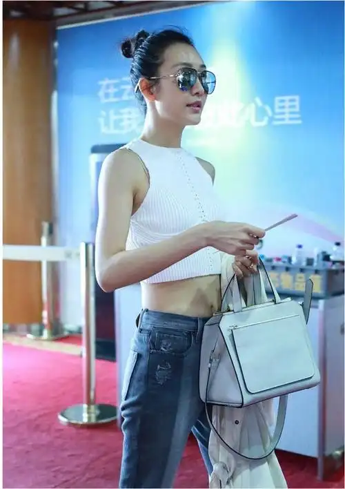 学王鸥搭配一双过膝长靴,瞬间变时尚达人|半身裙|身材比例_网易订阅