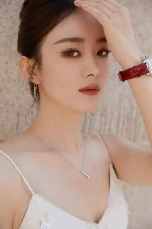 赵丽颖刺绣吊带裙造型:优雅唯美,倾国倾城