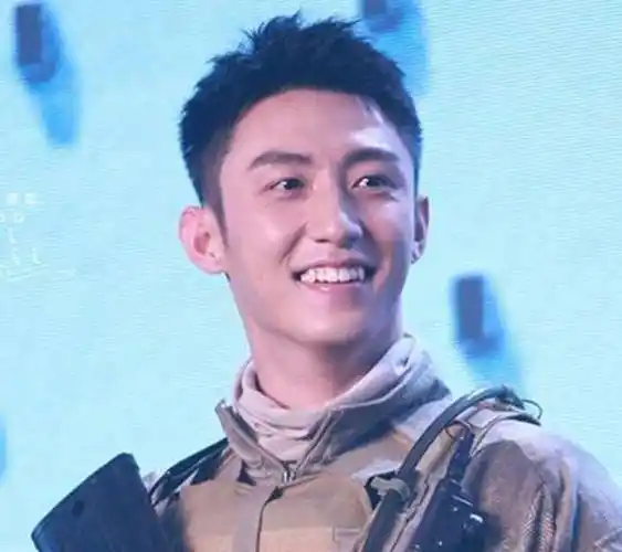 从全网黑到众人夸,迪丽热巴的绯闻男友,出道5年终于迎来逆袭_黄景瑜