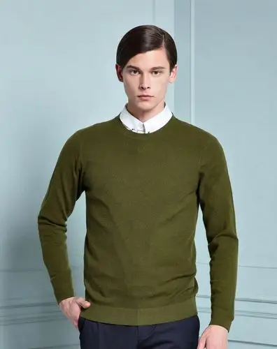 藏青色修身圆领毛衣