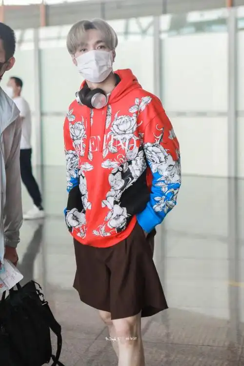 张艺兴换了新发色,金发小少爷,穿短裤可不多见