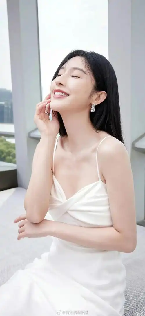 张俪白色吊带裙是初夏心动的感觉