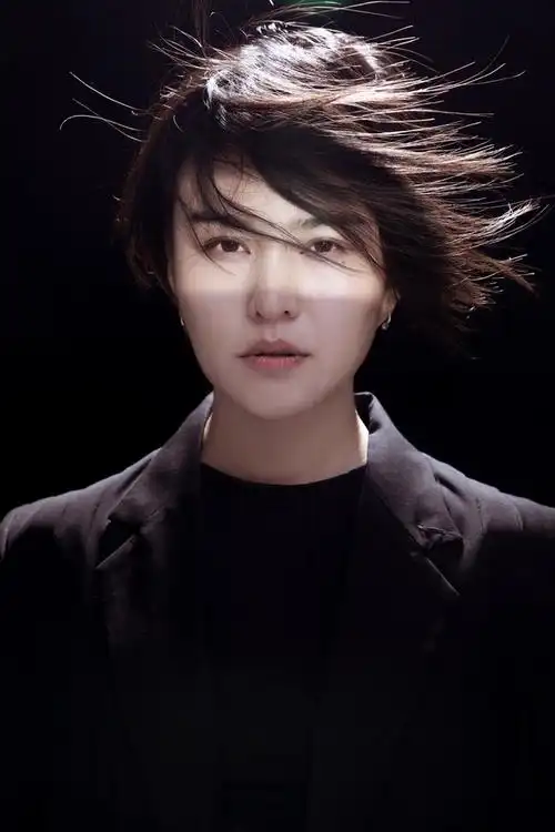 在中性女歌手中一直处于顶尖的行列,她细腻而又充满穿透力的迷人嗓音