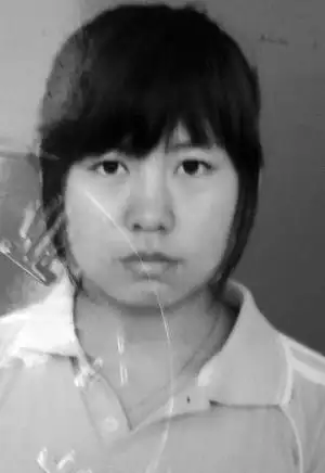 女孩毕业证上的照片女孩今年才从职业大学毕业■记者 高鸿 报道/摄本