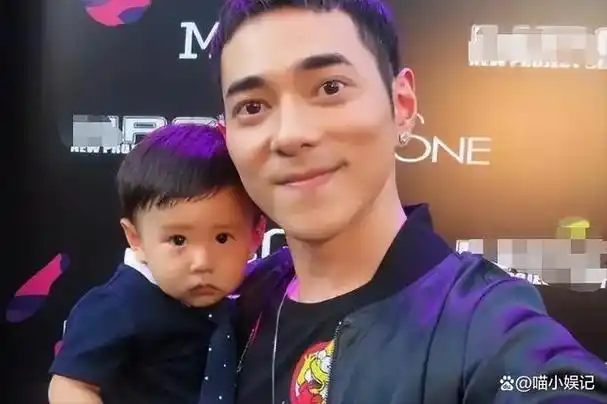 曝42岁李晨上海遛娃推简易婴儿车太低调女儿五官清秀超像爸