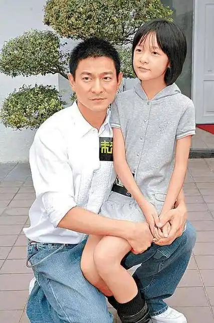记者悬赏百万只求正脸照,却被父亲主动公开_刘德华_女儿_刘向