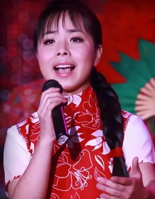 王二妮:23岁成名,放弃百万年薪下嫁农村,如今过得怎么样?