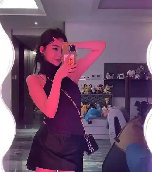 王思聪女友疑宣示主权放话拿出属于我的一切网友拿行李走吧