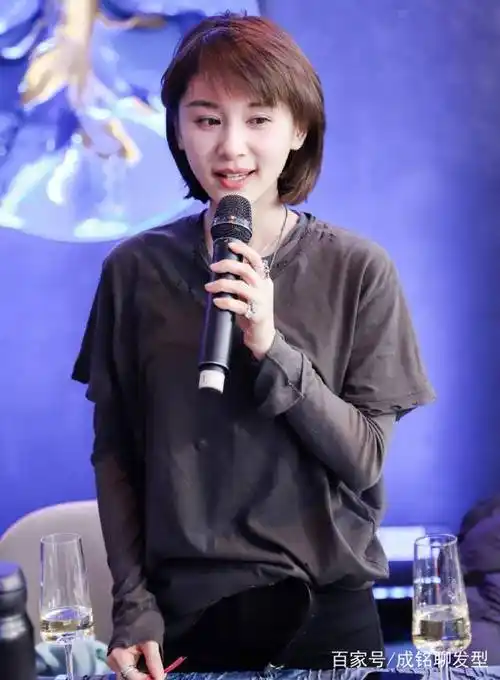 王子文换发型了32岁的年龄18岁的气质减龄短发太美了