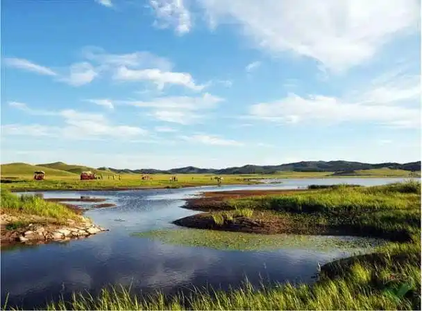 月亮湖风景区位于内蒙古自治区阿拉善盟阿拉善左旗境内,坐落在腾格里