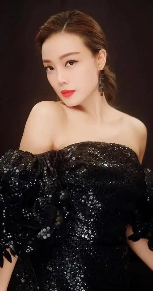 容祖儿婀娜多姿清纯写真,优雅迷人!__财经头条