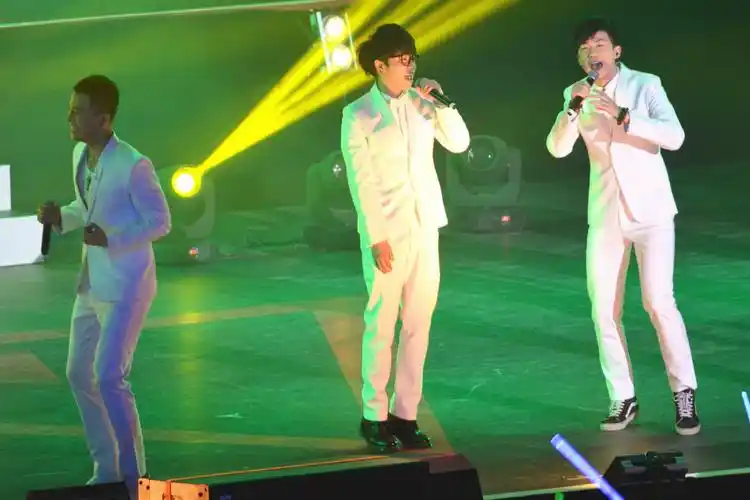 南京奥体中心 2013快乐男声巡回演唱会南京站 新年场 开场⑤悬浮的