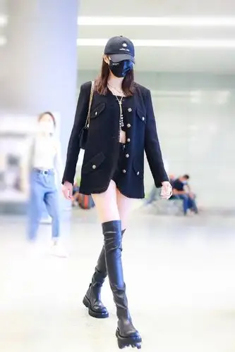 原创关晓彤果然是"这般幸福女子",走机场都有妈妈陪,高颜值遗传妈