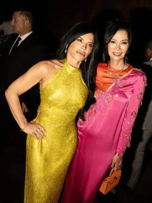 邓文迪带女儿出席前夫婚礼!离婚越活越年轻,"向上社交"全靠情商