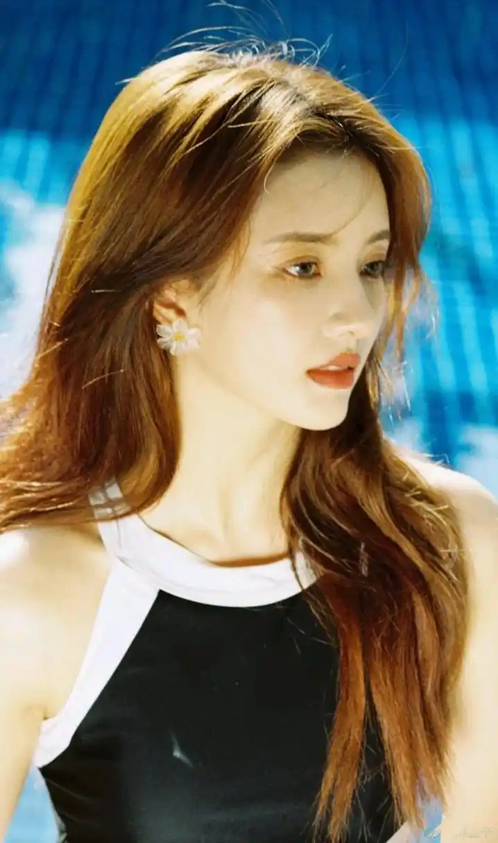 刘些宁现代装也这么美