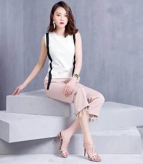 时尚的露趾设计,一字带高跟凉鞋,勾勒女人高贵韵味