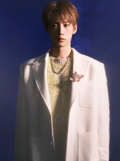 余景天腊梅白雪西装